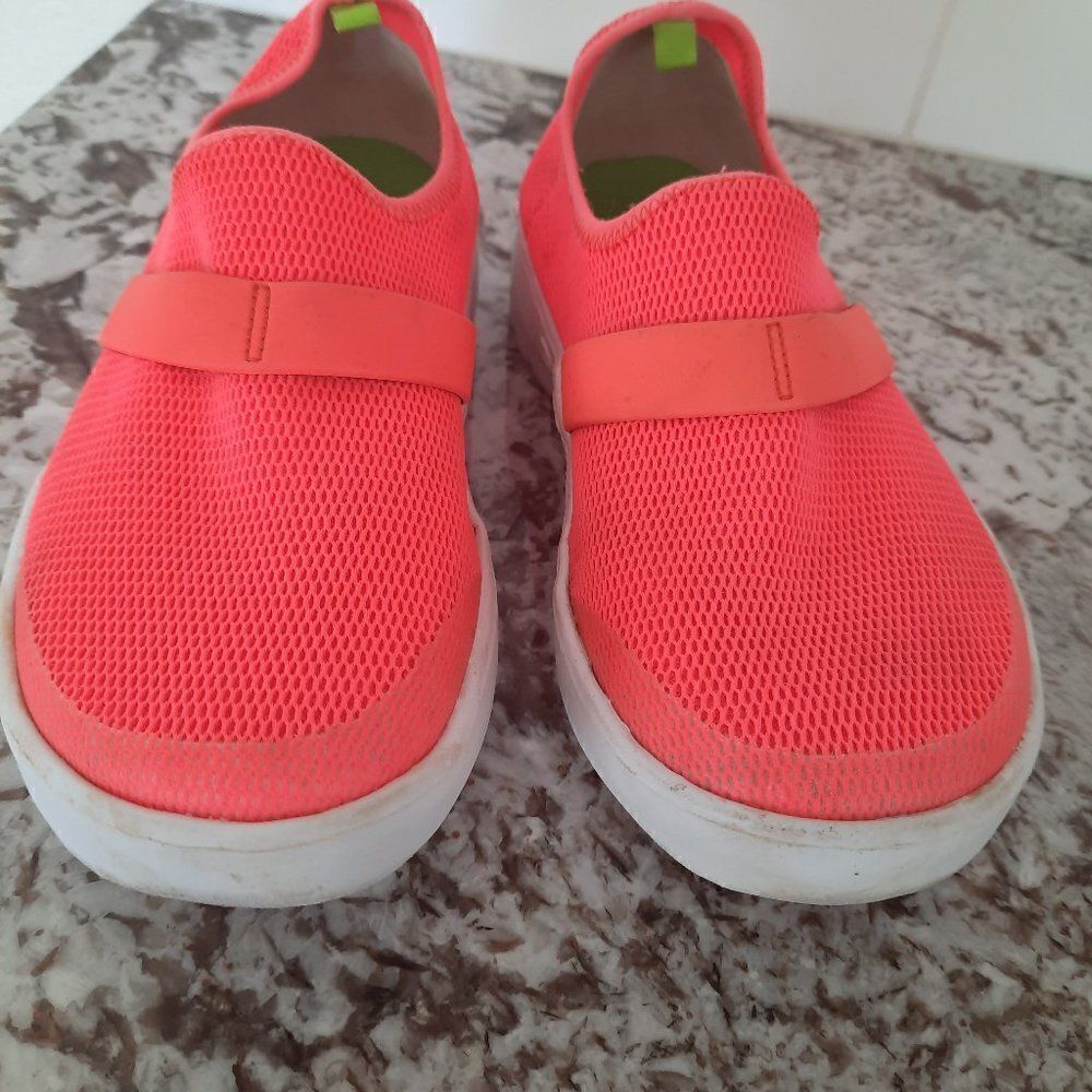 Oofos Oomg Slip On size 5US